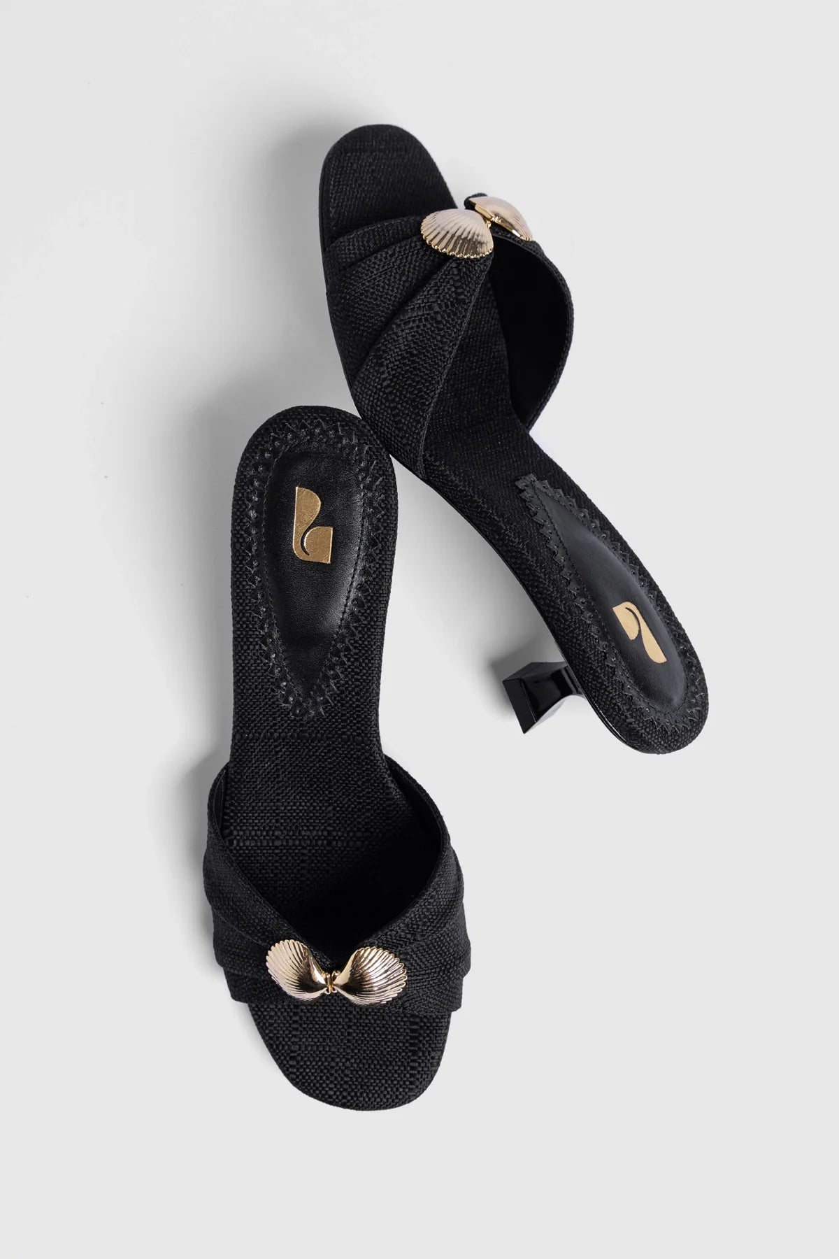 Coquile Mule Black Raffia